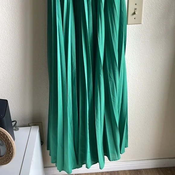 Easel Lily Pleated Maxi Dress In Kelly Green size L - Picture 5 of 6
